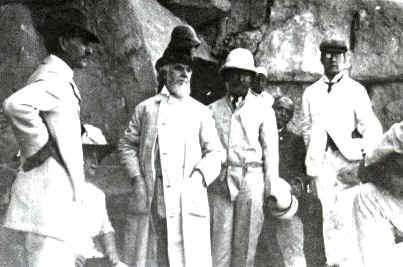 Russell visitou as pirâmides em 1892, 1910 e 1912 Piramidal Russel
