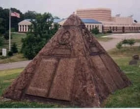 Tumulo de Russel em pirâmide Russel e a sua piramide tumulo